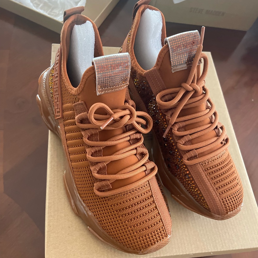 Brand New Steve Madden Maxima in Brown, Size 8.